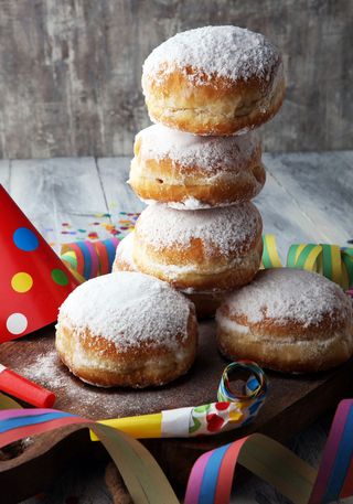 Berliner, Krapfen, Pfannkuchen, Stapel mit Konfetti an Karneval