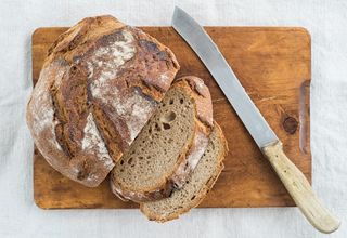 Geschnittenes Brot auf einem Brett