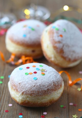 Berliner, Krapfen oder Pfannkuchen an Fasching mit Konfetti