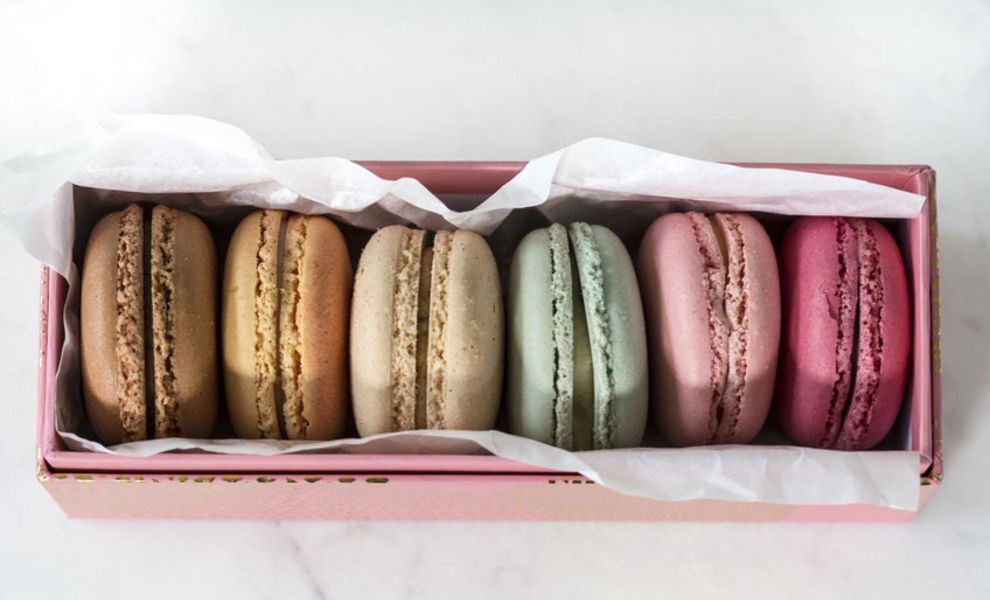 Bunte Macarons in einer Kiste