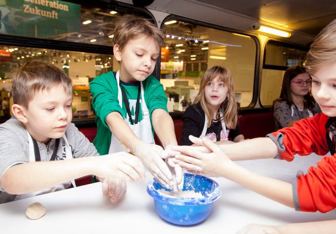 Backende Kinder im Backbus