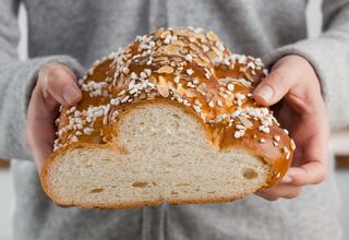 Frau hält Hefezopf