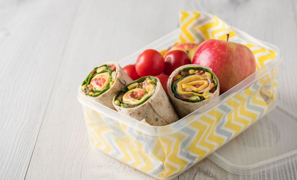 Wraps und Äpfel in der Lunchbox