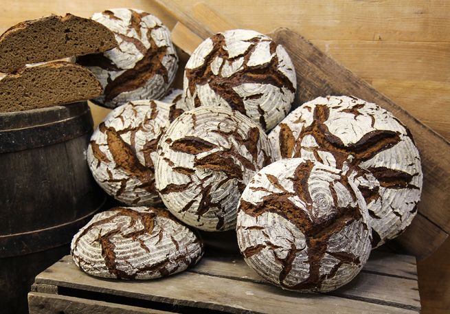 Bauernbrotlaibe mit hohem Roggenanteil aufgereiht