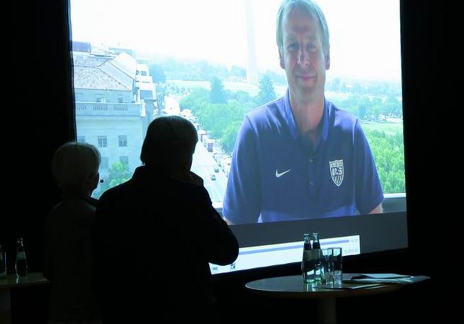 iba summit 2015 Videokonferenz mit Botschafter Jürgen Klinsmann
