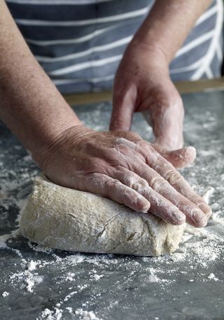 Bäcker knetet Wickelbrot Teig