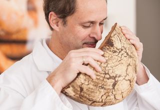 Prüfer riecht am Brot