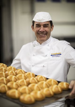 Heinrich Traublinger mit frischen Brötchen