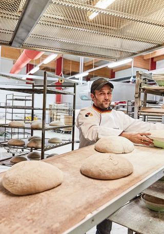 Jens Lünstedt beim Backen