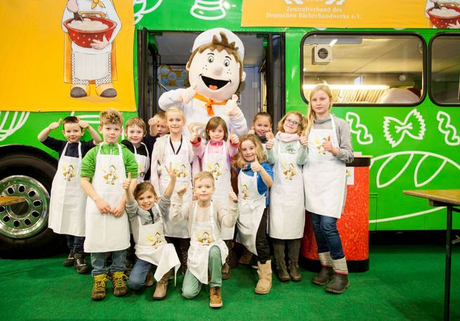 Kinder vor dem Backbus mit Bäckman