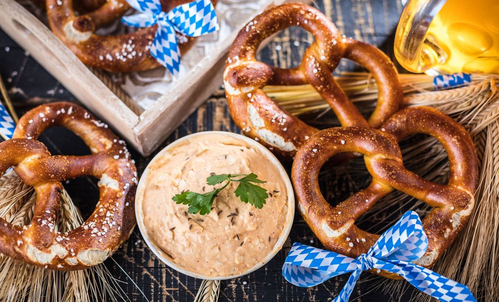 Typisch Oktoberfest: Brezel mit Dip