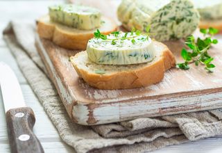 Kraeuterbutter mit Thymian auf Baguette