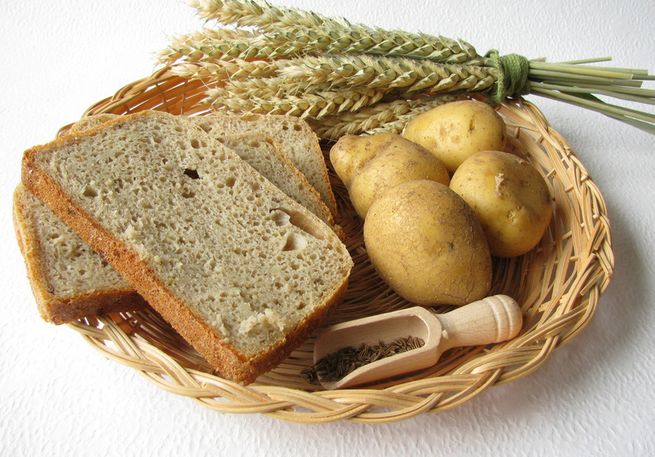 Karstoffelbrot im Brotkorb mit Zutaten