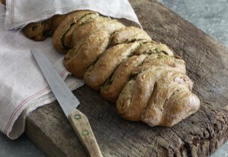 Frisches Wickelbrot auf einem Brett