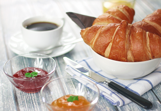Frühstück am Morgen mit Kaffee und Croissant