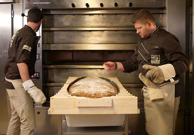 Wildbakers baken ein Surfbrett aus Brot