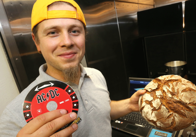 Axel Schmitt mit Brot und ACDC Aufkleber