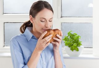 Frau taut Brot auf